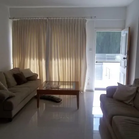 Lägenhet Large Ground Floor 2 Bedrooms American Academy Cy *